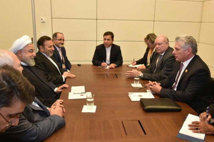 Díaz-Canel se reúne con representantes de países asistentes a Cumbre de Mnoal
