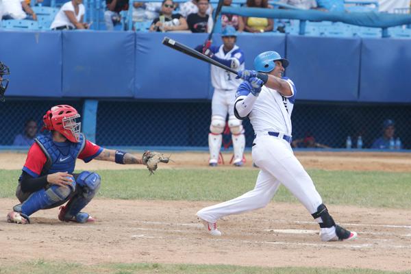 Aroche jonroneó por los Azules