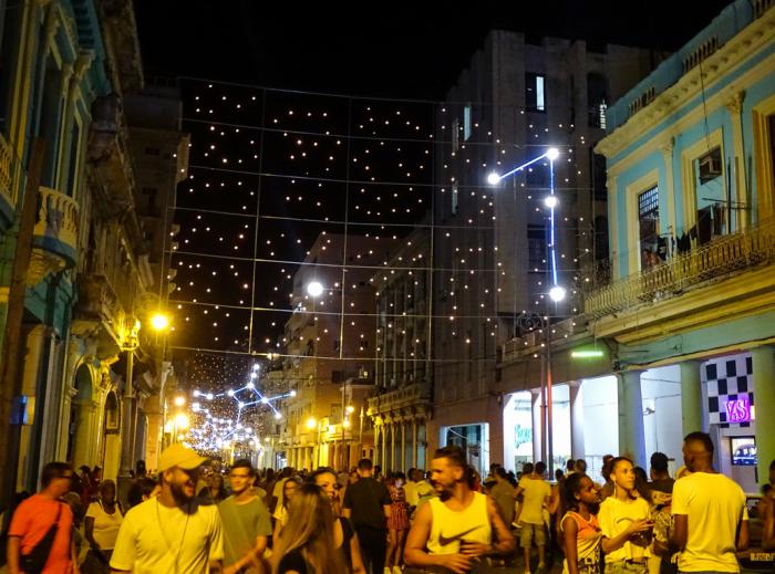 personas en la calle galiano