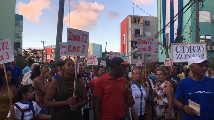 personas cederistas con carteles