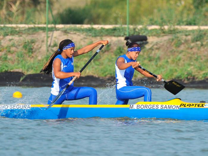 Guerrera en canoa