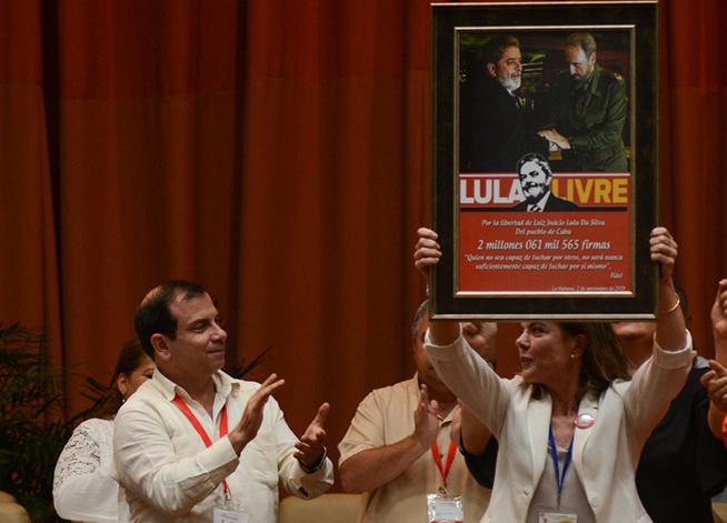 Fernando González Llort (I), Héroe de la República de Cuba y Presidente del Instituto Cubano de Amistad con los Pueblos, entrega a Gleisi Hoffmann (D), Presidenta del Partido de los Trabajadores de Brasil, las firmas de más de dos millones de cubanos por la liberación de Luiz Inacio Lula Da Silva, en el Encuentro Antimperialista de Solidaridad, por la Democracia y Contra el Neoliberalismo en el Palacio de Convenciones, en La Habana, el 2 de noviembre de 2019.
ACN FOTO/Marcelino VÁZQUEZ HERNÁNDEZ