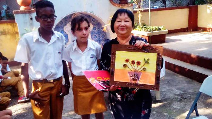 Flora Fong junto a unos niños
