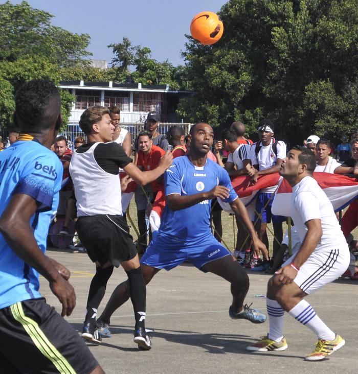 Fútbol en superficie dura