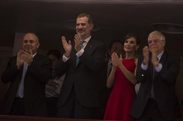 Los reyes junto a Roberto Morales Ojeda, vicepresidente del Consejo de Ministros de Cuba, y Josep Borrell, ministro español de Asuntos Exteriores.