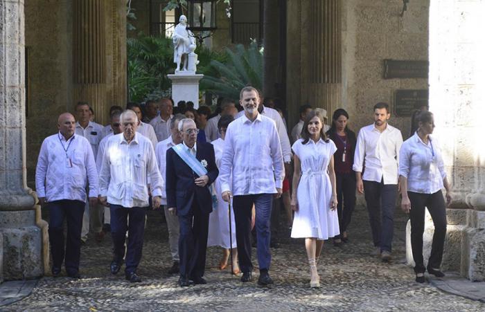 Reyes de España recorren centro histórico de La Habana
