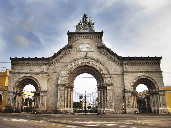 Entrada principal de la Necrópolis de Colón