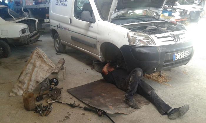 Mecánico arregla un vehículo en el Taller de reparaciones Nueva Delis