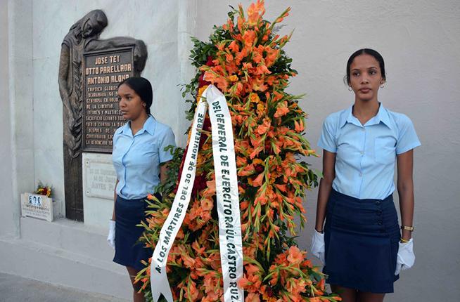 Ofrenda floral del General de Ejército Raúl Castro Ruz, Primer Secretario del Comité Central del Partido Comunista de Cuba, fue depositada a los Mártires del 30 de Noviembre de 1956, con motivo del 63 aniversario del alzamiento armado de la ciudad de Santiago de Cuba. 30 de noviembre de 2019.   ACN   FOTO/Miguel RUBIERA JUSTIZ/sdl