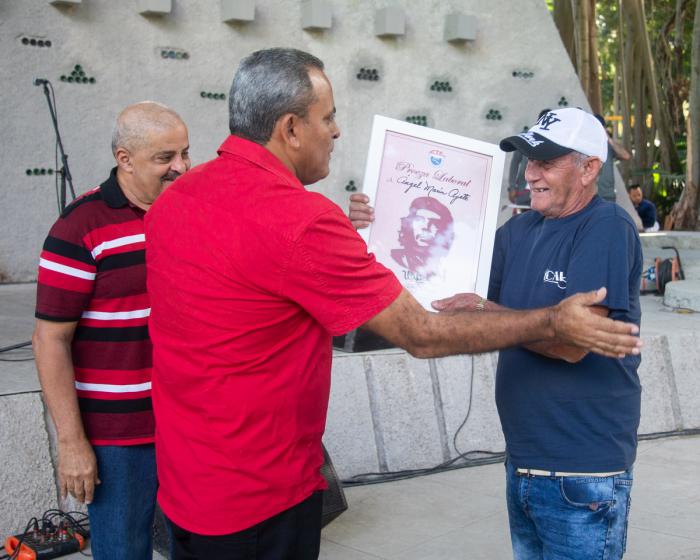 Entrega de reconocimientos a miebros y entidades destacadas de la constrocción