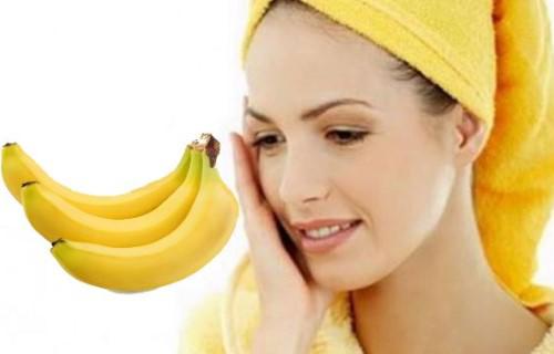 Mujer aplicándose mascarilla de plátano