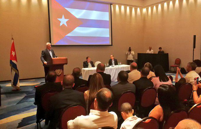 Encuentro de Miguel Díaz-Canel con Durante su encuentro con los cubanos residentes en Argentina