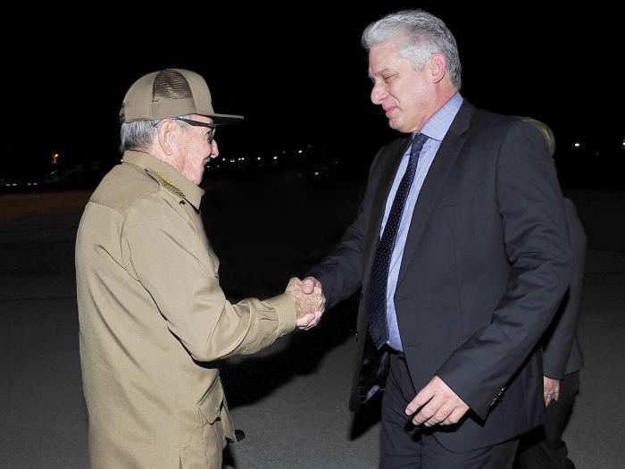 Recibió Raúl a Díaz-Canel a su regreso de Argentina