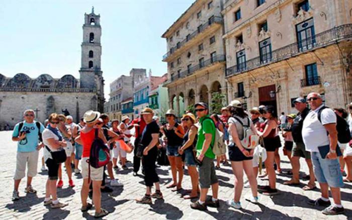 Un grupo de turistas recorren lugares del centro histórico de La Habana