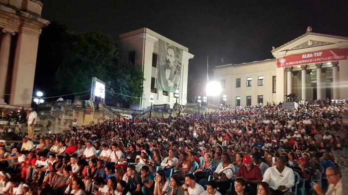 Acto en la escalinata de la UH por aniversario del Alba-tcp