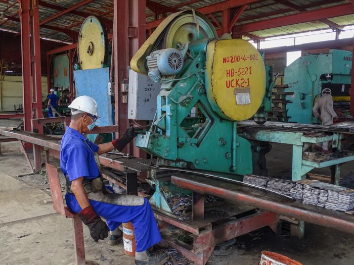 Autoridades recorren Empresa Industrial Ramón Peña.
