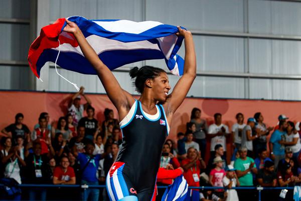 Milaimys Marin (azul) de Cuba celebra triunfo en la final de 73 kg frente a Linda Machuca, de Argentina, durante la lucha de los III Juegos Olímpicos de la Juventud Buenos Aires 2018 en el pabellón Asia del Parque Olímpico de la Juventud, el sábado 13 de octubre de 2018, en Buenos Aires, Argentina. Foto: Calixto N. Llanes/Periódico JIT (Cuba) 