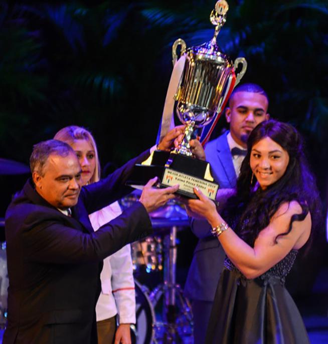 La discóbola Yaimé Pérez, recibe el reconocimiento como mejor atleta femenina de Cuba en el 2019, de manos de Osvaldo Vento, presidente del Instituto Nacional de Deportes, Educación Física y Recreación (Inder),  durante la  gala de premiación de los más destacados del Deporte Cubano en el año 2019, efectuada en la Sala Universal de las FAR, en La Habana, el 19 de diciembre de 2019.   ACN FOTO/Marcelino VÁZQUEZ HERNÁNDEZ/sdl