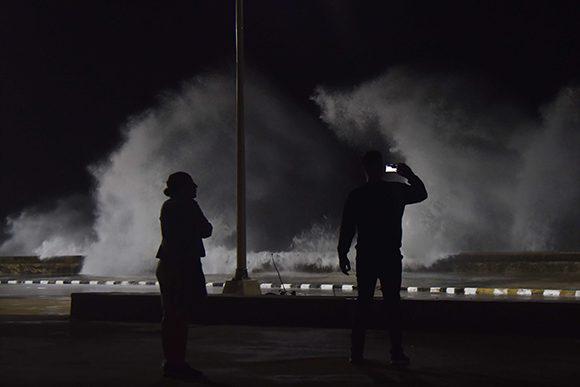 Comienzan las fuertes marejadas en el Malecón de La Habana 