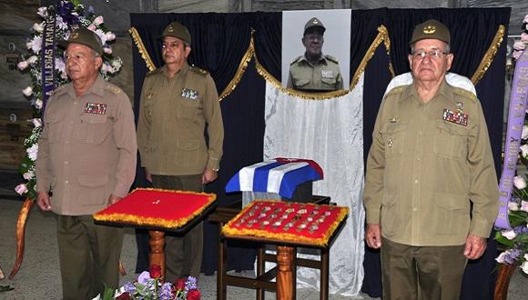Ofrendas florales de Raúl Castro y Díaz-Canel en exequias de Harry Villegas