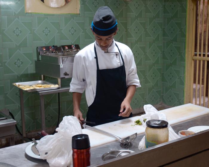  Bar-Restaurante Castillo de Jagua hombre trabajador de gastronomia