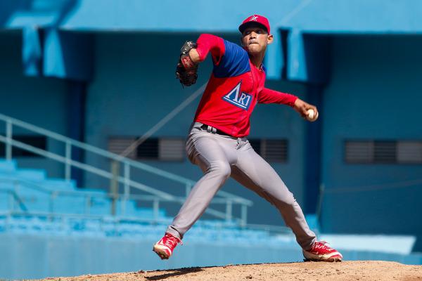 Misael Villa abridor de Artemisa lanza durante el primer juego entre Leones de Industriales y Cazadores de Artemisa de la 57 Serie Nacional de béisbol, con sede en el Estadio Latinoamericano el domingo 8 de octubre de 2017, en La Habana, Cuba. Foto: Calixto N. Llanes/Periódico JIT (Cuba)