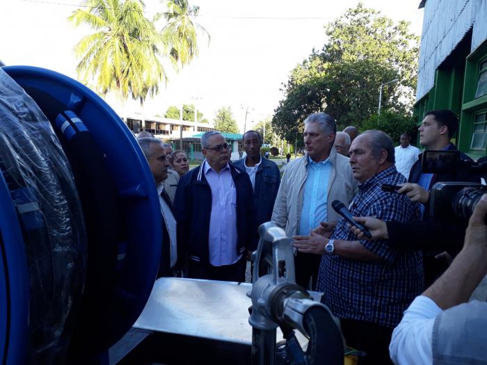 El presidente de Cuba, Miguel Díaz-Canel, visita la empresa metal mecánica Varona, ubicada en San Miguel del Padrón, La Habana