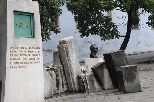 Memorial Julio Antonio Mella, frente a la escalinata de la Universidad de La Habana