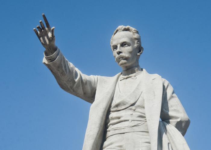 estatua de Jose Marti en el parque central de La Habana