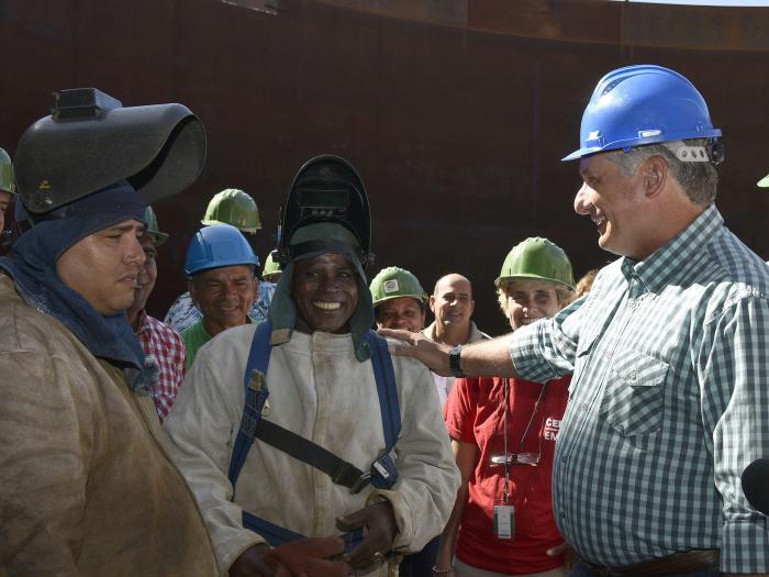Ni el bloqueo ni las presiones detendrán a los cubanos