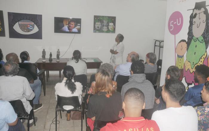 personas reunidas en homenaje creadora metodo yo si puedo