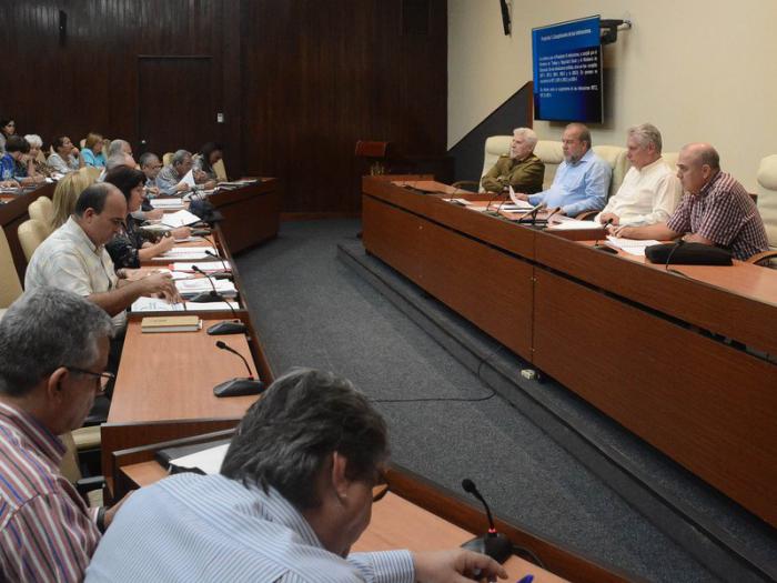 Encabeza Presidente cubano reunión de prevención, asistencia y trabajo social