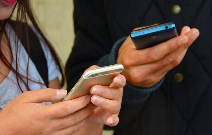 personas con telefonos celulares