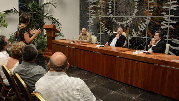 Díaz-Canel intercambia con integrantes del jurado del Premio Casa de las Américas