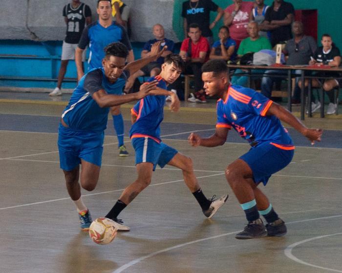 hombres jugando futbol sala