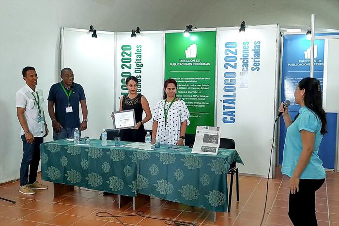 miembros de tribuna de la habana reciben reconocimiento por 40 años de labor