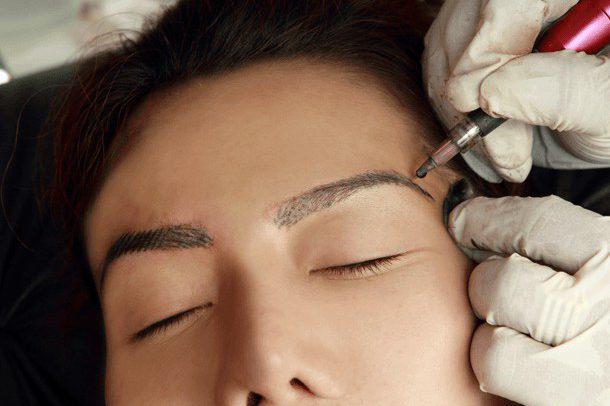 Tatuaje de cejas