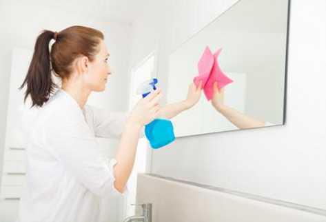 Para hacer brillar los espejos y cristales. 