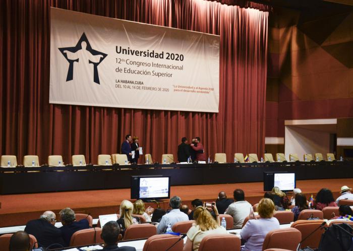 personas en el palacio de las convenciones en Evento Universidad 2020 
