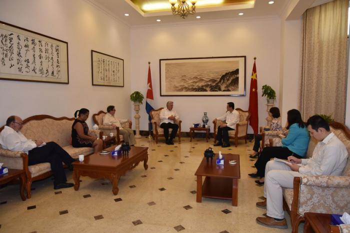 Visita de Díaz-Canel a la embajada china en La Habana