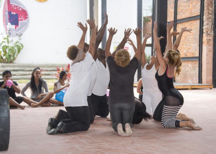 Jóvenes bailando en Taller de danza en Centro del Adolescente