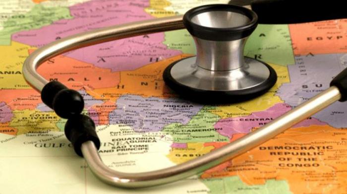 mapa del mundo y un estetoscopio