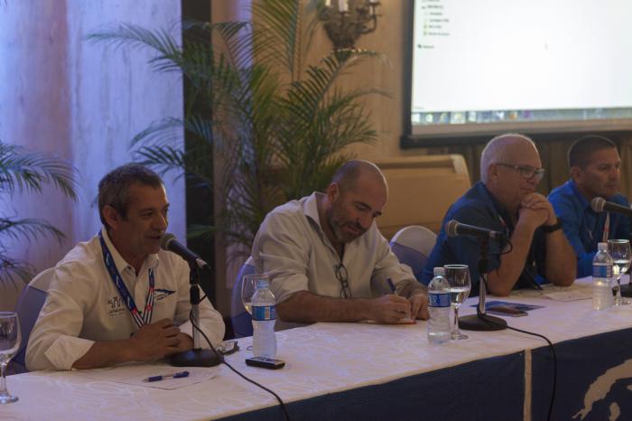Conferencia de prensa sobre carrera de triatlon