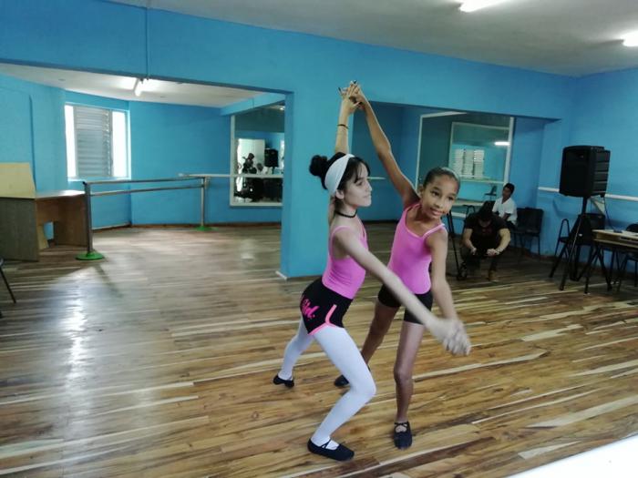 niñas en clase de baile