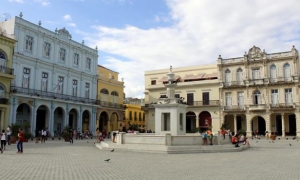 Ocho detalles de la Plaza Vieja y una vista general