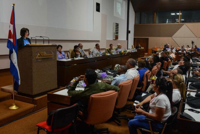 Conceden a Raúl y a Díaz-Canel Distinción Manos de Cristal