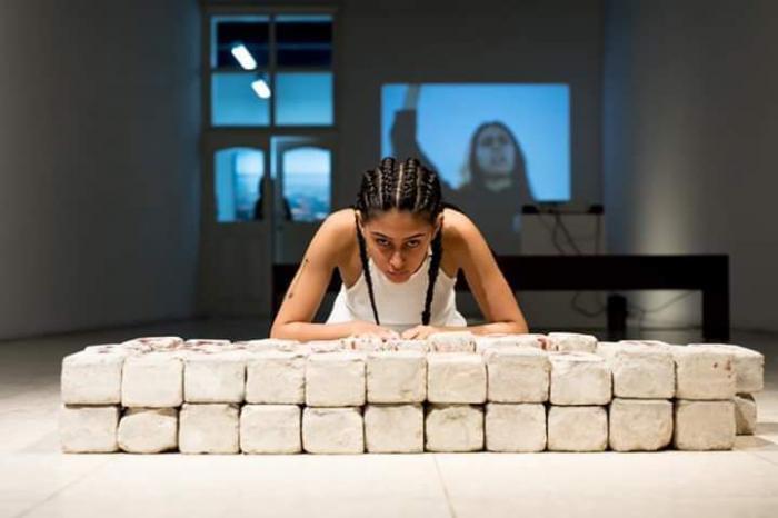 la exposición La vida es inmortal cuando se acaba de la joven artista Alejandra González, 
