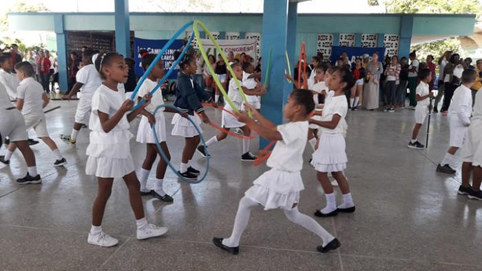 niños bailando ula ula y haciendo deporte con tabla gimnastica