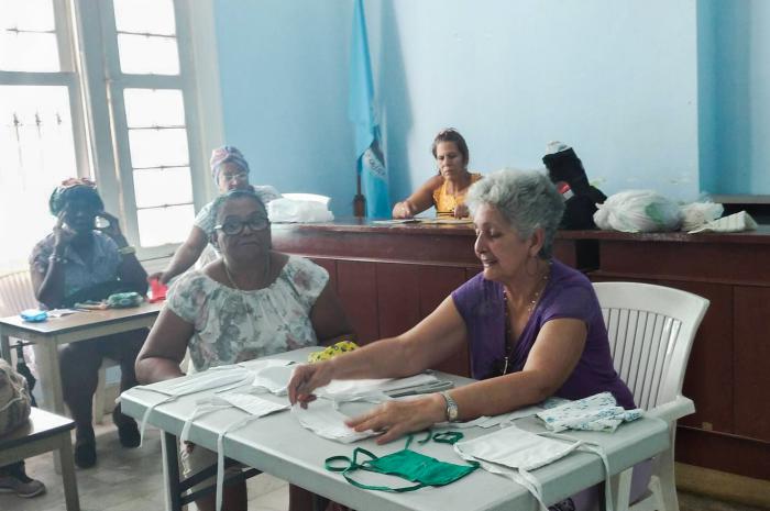 mujeres cociendo nasobucos