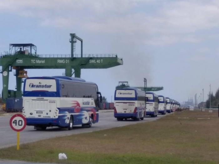 Caravana con pasajeros británicos que estaban en crucero en su viaje al aeropuerto internacional José Martí